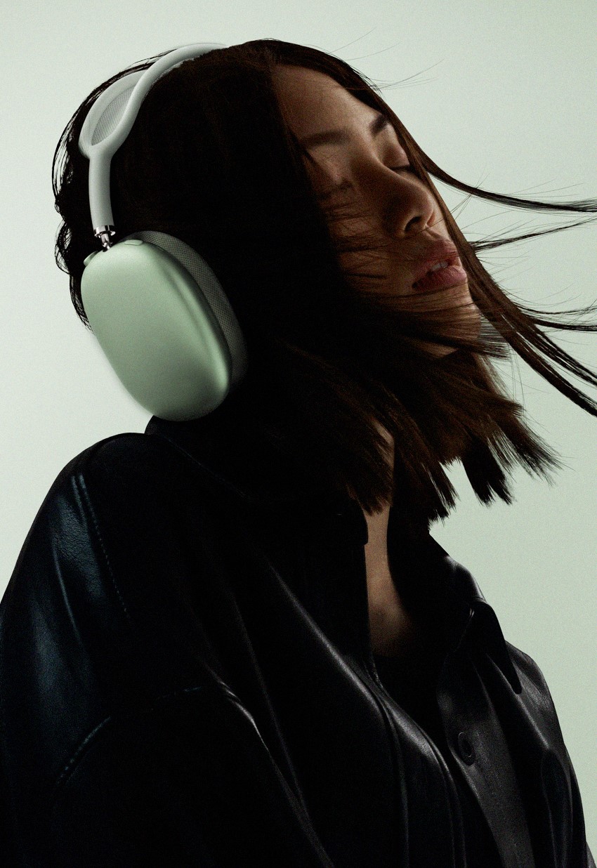 Mulher com fone verde